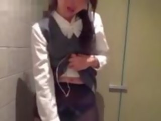 Japanska kontors dotter är i hemlighet exhibitionist och klotter