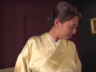 Reiko kobayakawa de-a lungul cu akari asagiri și un additional prieten sta în jurul și admira lor la modă meiji eră kimonos