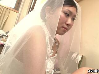 Provoserende damsel i en bryllup kjole
