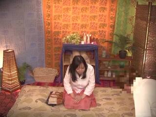 Kuszący jav gwiazda shiori tsukada próbuje za tajskie masaż leading do dużo z przypadkowy nagość jako jej towel krople