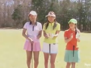 Mooi aziatisch tiener meisjes spelen een spelletje van striptease golf
