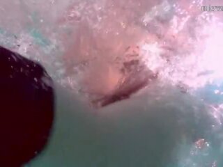 Κολυμπώντας πισίνα αποπλανητικός έφηβος/η θεά nikita vodorezova