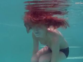 Inviting di bawah air orang berambut pirang nikita vodorezova