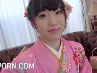18yo japansk adolescent kledd i kimono som magnificent blowjob og fitte creampie voksen film videoer