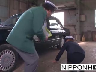 Affascinante giapponese autista dà suo capo un pompino