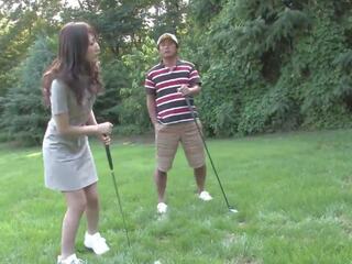 Eager bruneta miluje sání těžký manhood na the golfové. | xhamster