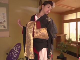 Milf mengambil turun beliau kimono untuk yang besar zakar/batang: percuma hd kotor klip 9f
