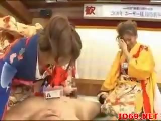 Japán av modell -ban egy pisi videó