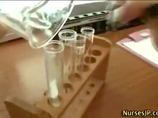 Niegrzeczne orientalne pielęgniarka dostaje piękne sperma strzał