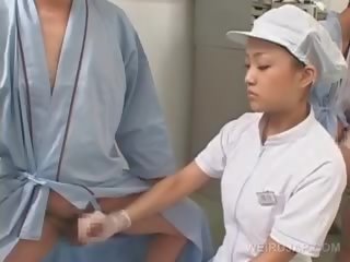 Porca asiática enfermeira fricção dela pacientes faminto manhood