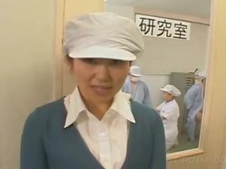 Orientalne pielęgniarka przedstawia na ręcznym umiejętności