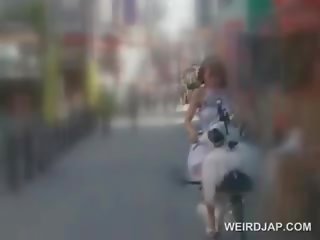 Asiatisk tenåring dukke får fitte våt mens ridning den bike
