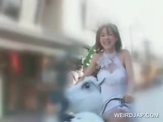 Azjatyckie nastolatka lalka coraz cipka mokre podczas ujeżdżanie the bike