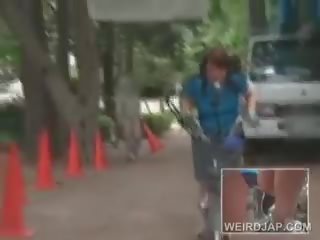 Gagah remaja warga asia babes menunggang bikes mendapatkan faraj semua basah