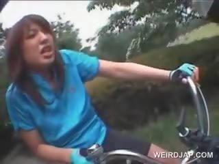 Tinedyer hapon babae dildo fucked habang pagsakay bikes