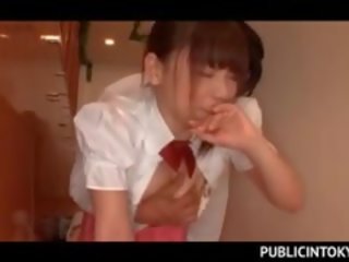 Frisk tonårs japan servitris knull hård manhood bakom den