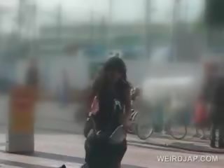 E mrekullueshme japoneze femme fatale masturbates me dildo në të saj bike