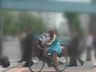亚洲人 娃娃 骑术 该 bike 喷出 所有 她的 的阴户 果汁